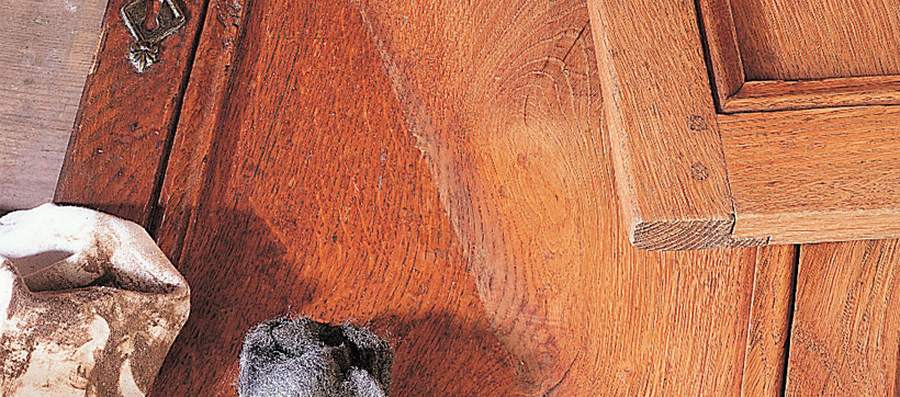 Jak usunąć wosk z drewnianych mebli? 